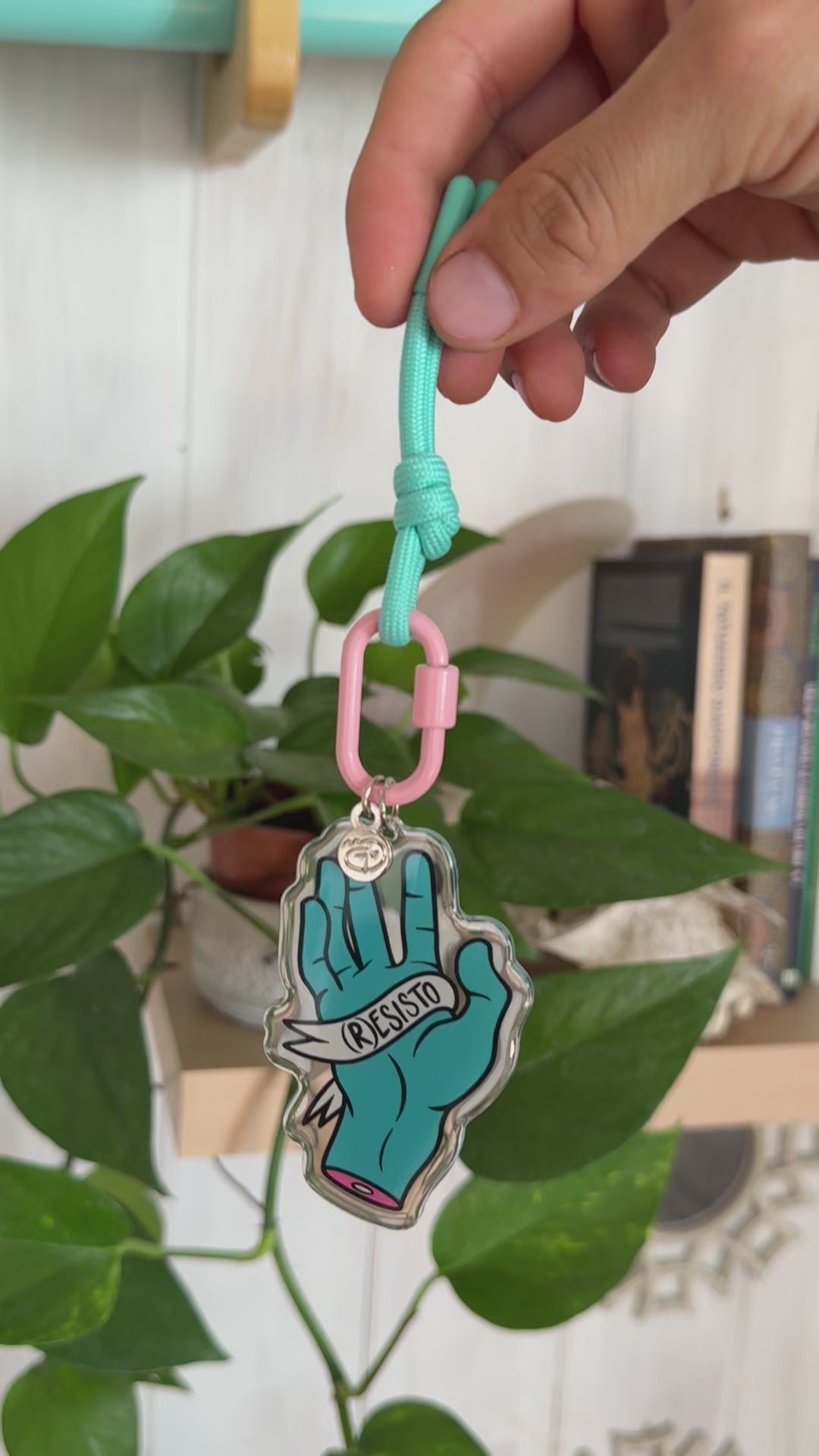 Portachiavi charm - (R)ESISTO